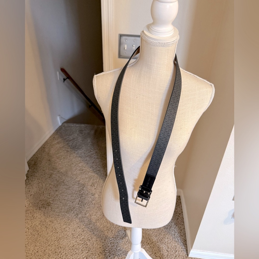 Michael Kors signature logo, leather belt. Black.. size XL. Silver hardware.